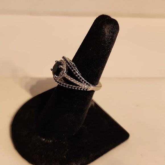 BLACK WHITE ROUND CUT RING GOTHIC - Picture 3 of 5